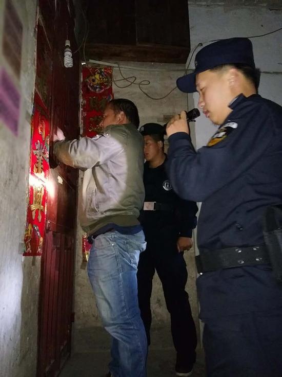 伊犁粗心妈妈误将幼女锁家中 