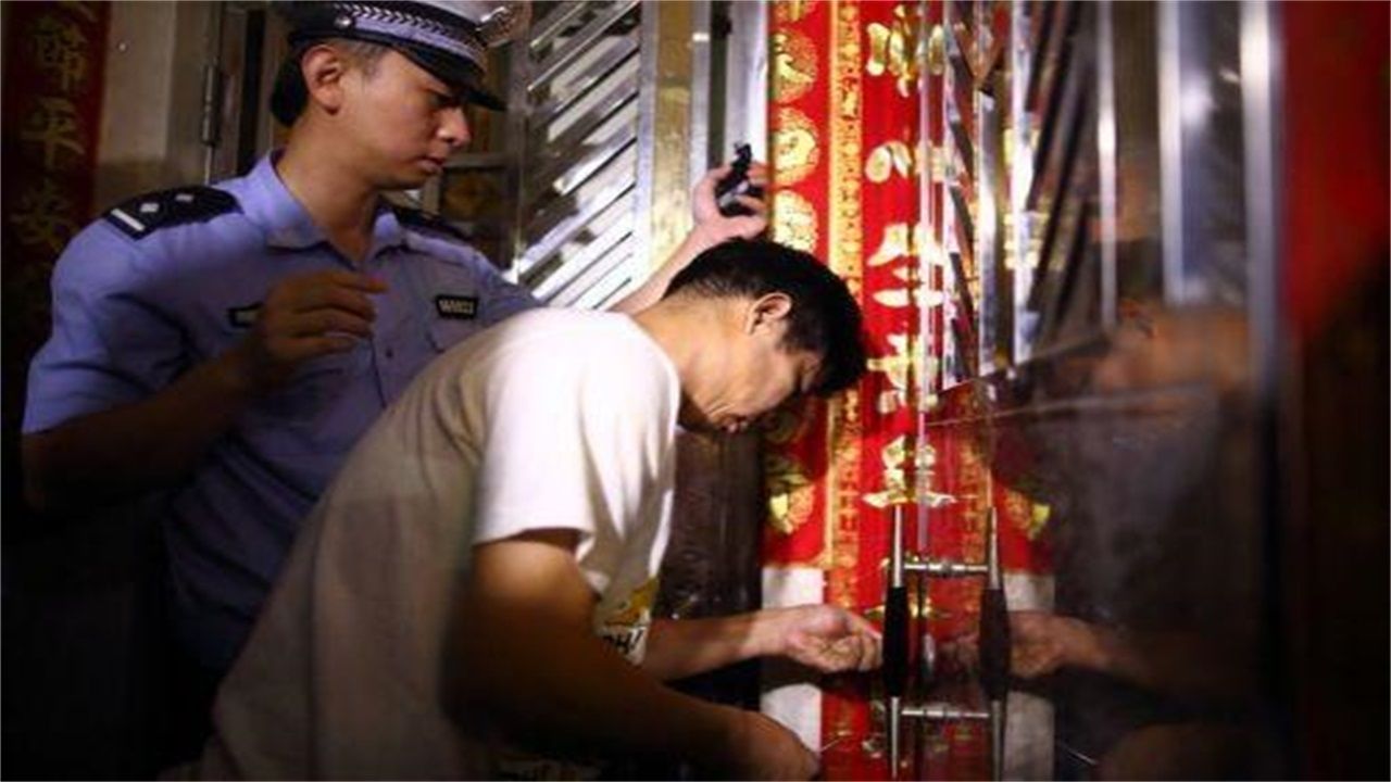 伊犁请开锁师傅开了锁后，师傅